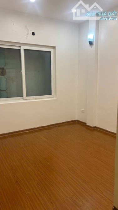 Cho thuê nhà ngõ Văn Cao, 25m² x 4 tầng, gồm 3 phòng ngủ, 2 vệ sinh 9,3 triệu - 4