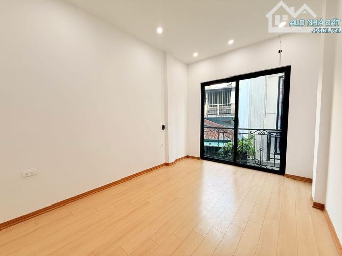 CẦU GIẤY PHÂN LÔ Ô TÔ QUA NHÀ NHỈNH 8 TỶ 30M2 5 TẦNG NGÕ THÔNG 15M RA MẶT PHỐ