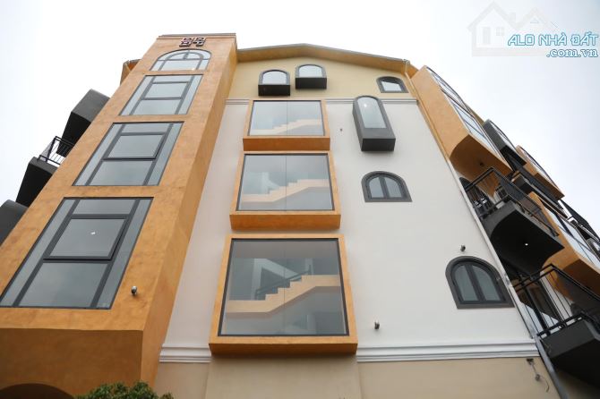 🌸🏨 BÁN KHÁCH SẠN GÓC 2 MẶT TIỀN ĐƯỜNG NHỰA ĐÀ LẠT – TẬN 33 PHÒNG KD – DOANH THU 500TR/TH