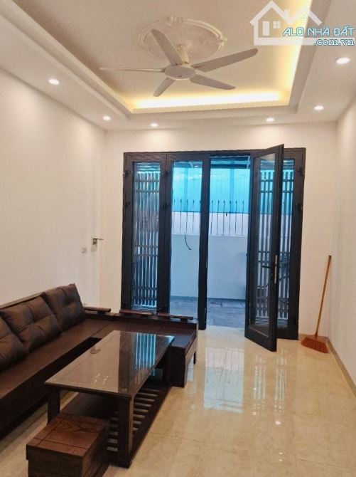 Bán nhà riêng Việt Hưng, 35m2 tường cột chắc chắn, ô tô đỗ cổng. 6.x tỷ gọi ngay