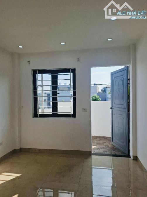 Bán nhà riêng Việt Hưng, 35m2 tường cột chắc chắn, ô tô đỗ cổng. 6.x tỷ gọi ngay