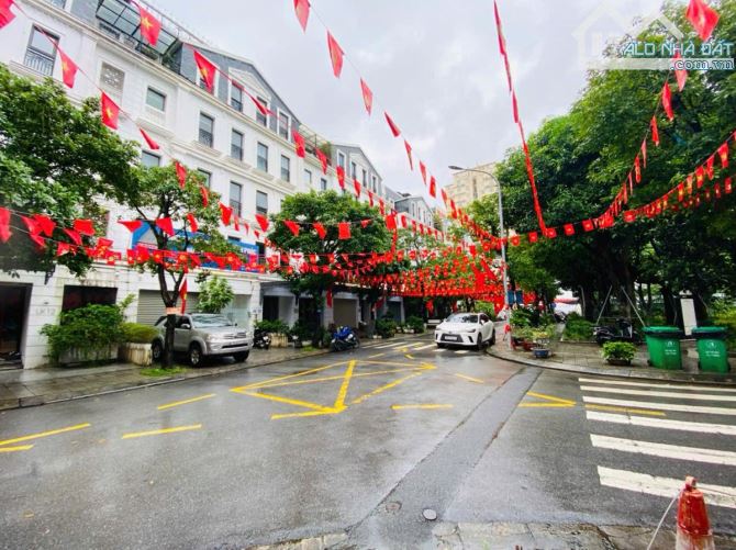 BIỆT THỰ LIỀN KỀ MẠC THÁI TỔ 120m2, 5T THANG MÁY, MT 6m - 62.5 TỶ - VỈA HÈ RỘNG,KINH DOANH