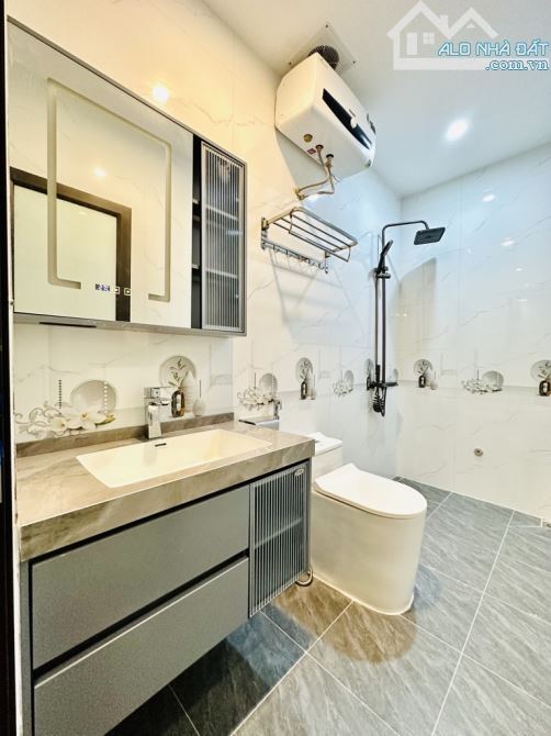 CHỈ HƠN 8 TỶ - NHÀ MỚI TỨ LIÊN - 40M2 - 5 TẦNG - THANG MÁY - PHÂN LÔ THOÁNG - GẦN Ô TÔ