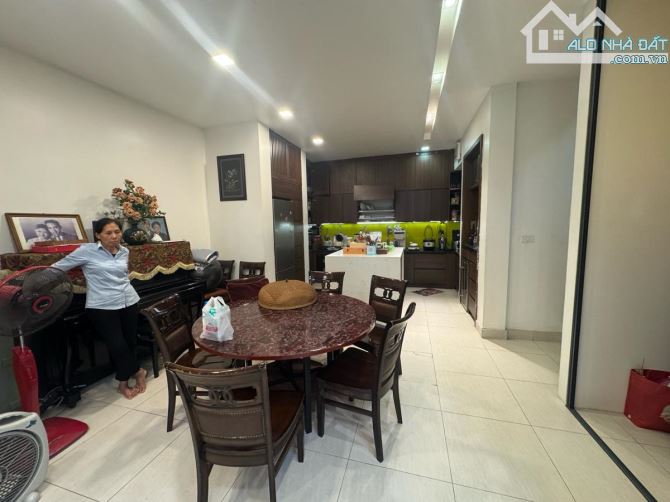 BIỆT THỰ PHỐ XUÂN LA — DT 110M² — 5 TẦNG — MT 9M — GIÁ 42.3 TỶ