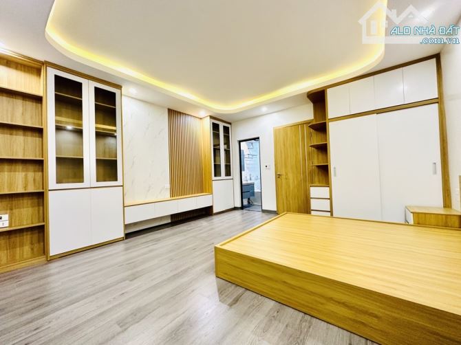 CHỈ HƠN 8 TỶ - NHÀ MỚI TỨ LIÊN - 40M2 - 5 TẦNG - THANG MÁY - PHÂN LÔ THOÁNG - GẦN Ô TÔ
