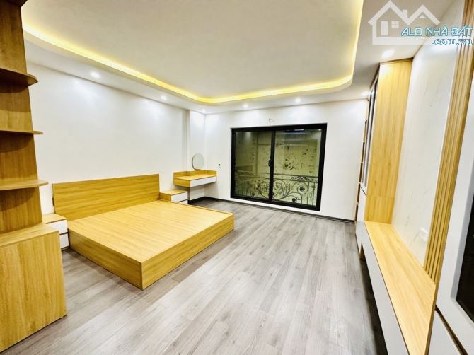CHỈ HƠN 8 TỶ - NHÀ MỚI TỨ LIÊN - 40M2 - 5 TẦNG - THANG MÁY - PHÂN LÔ THOÁNG - GẦN Ô TÔ