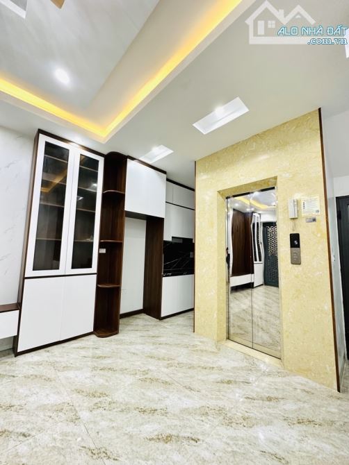 CHỈ HƠN 8 TỶ - NHÀ MỚI TỨ LIÊN - 40M2 - 5 TẦNG - THANG MÁY - PHÂN LÔ THOÁNG - GẦN Ô TÔ