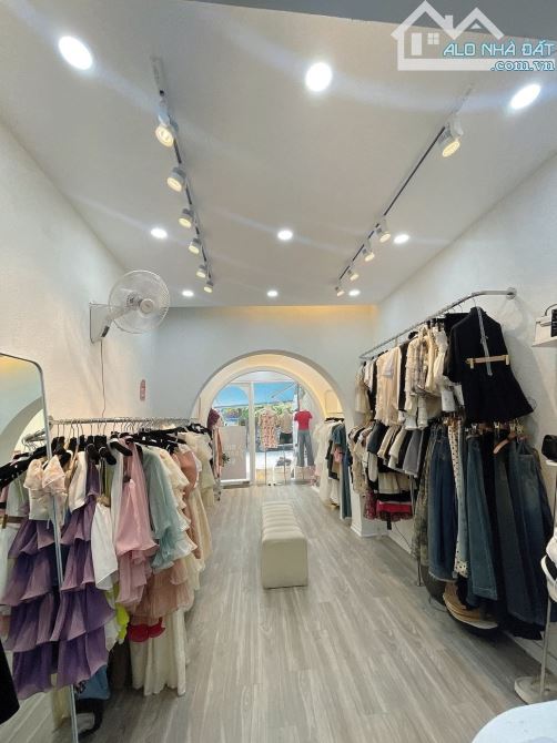 Cho thuê mặt bằng phố Trần Huy Liệu - 250m2 - 1.5 tầng - MT 9m - 105 triệu/ tháng - 1