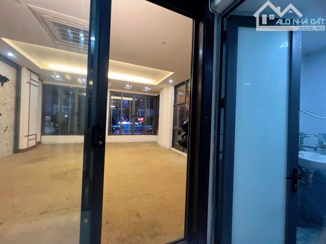 Bán nhà mặt phố Trường Chinh, DT 42/50m, 5 tầng, MT 5.6m, giá 29.5 tỷ.