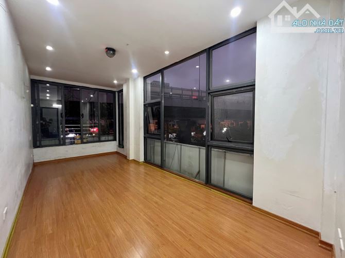 Bán nhà mặt phố Trường Chinh, DT 42/50m, 5 tầng, MT 5.6m, giá 29.5 tỷ.