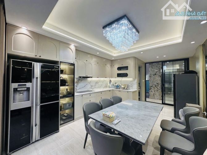 Siêu hiếm ! Phố Ngọc Khánh, thang máy, full nội thất phân lô ô tô ngủ trong nhà, sát phố.