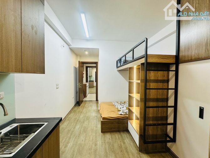 Khu vực đuổi không hết khách - CHDV HBT xây mới 2 thoáng - 50m 5 tầng 10.x tỉ