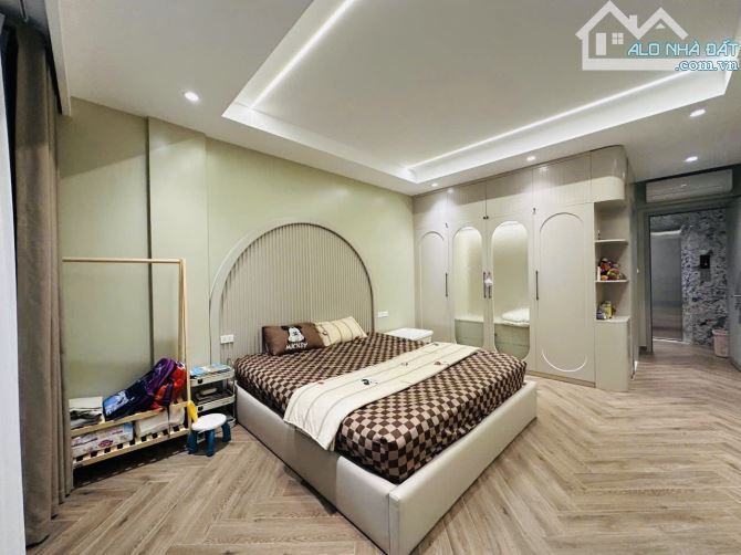 Siêu hiếm ! Phố Ngọc Khánh, thang máy, full nội thất phân lô ô tô ngủ trong nhà, sát phố.