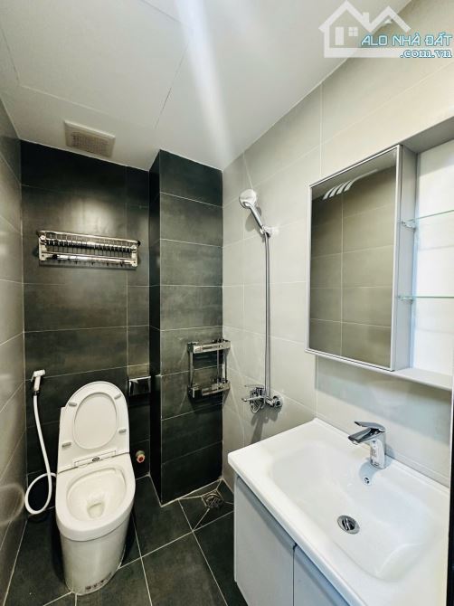 Khu vực đuổi không hết khách - CHDV HBT xây mới 2 thoáng - 50m 5 tầng 10.x tỉ