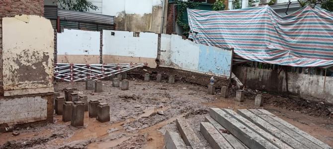 Bán mảnh đất 145m2 tại ngã 4 Nghi Tàm - Thanh Niên, Cách phố 10m - Sẵn GPXD, Đã ép cọc