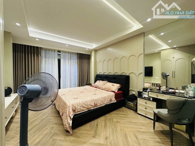 Siêu hiếm ! Phố Ngọc Khánh, thang máy, full nội thất phân lô ô tô ngủ trong nhà, sát phố.