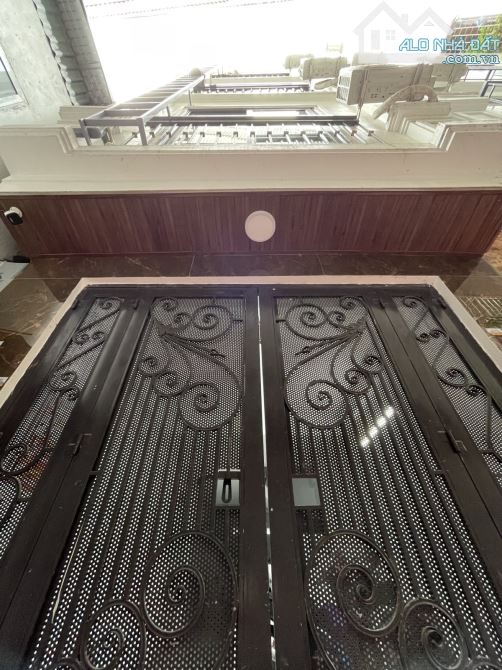 Khu vực đuổi không hết khách - CHDV HBT xây mới 2 thoáng - 50m 5 tầng 10.x tỉ