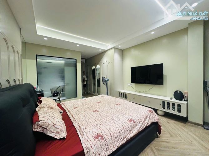 Siêu hiếm ! Phố Ngọc Khánh, thang máy, full nội thất phân lô ô tô ngủ trong nhà, sát phố.