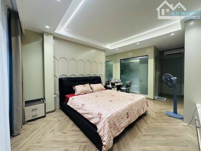 Siêu hiếm ! Phố Ngọc Khánh, thang máy, full nội thất phân lô ô tô ngủ trong nhà, sát phố.