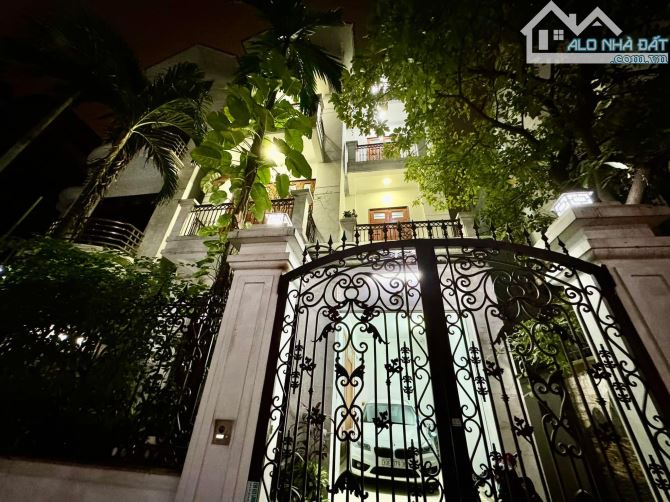 Biệt thự ở luôn - KNƠ Trung Văn, vỉa hè, ô tô tránh đỗ, gara, nội thất đẹp, MT8m - 154m2