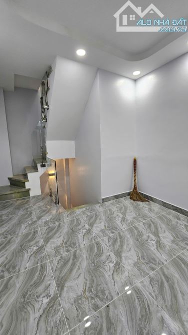 SÁT MẶT TIỀN HOÀNG DIỆU VIP Q4 ĐÚC 3 TẤM CÓ HƠN 2 TÊ