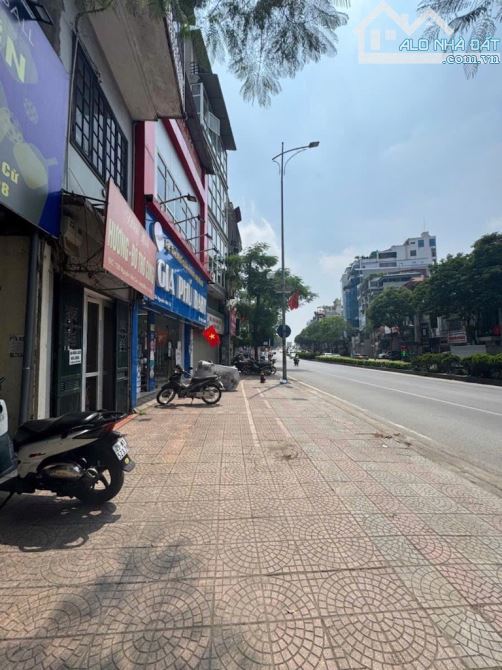 MẶT PHỐ NGUYỄN VĂN CỪ VỈA HÈ ĐỈNH CAO KINH DOANH - Nhà hai mặt ngõ