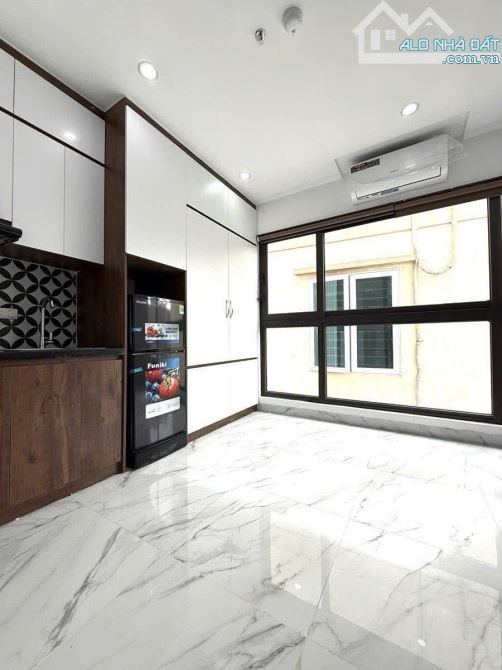 KHƯƠNG TRUNG-TOÀ CHDV 104Mx7TẦNG THANG MÁY-PHÂN LÔ Ô TÔ-DÒNG TIỀN 140Tr-30TỶ