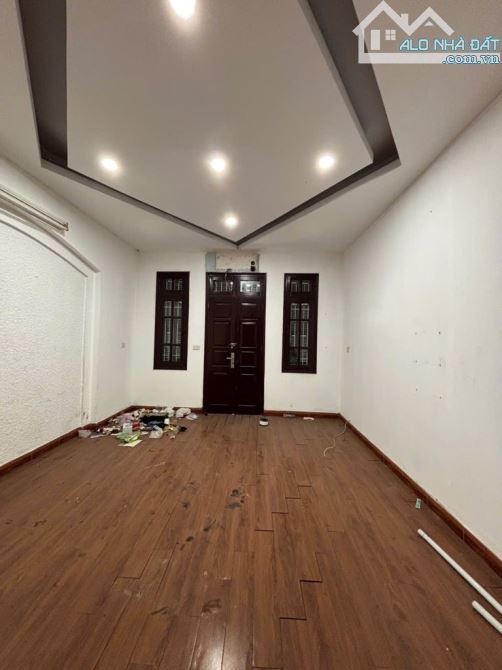 MẶT PHỐ NGUYỄN VĂN CỪ VỈA HÈ ĐỈNH CAO KINH DOANH - Nhà hai mặt ngõ