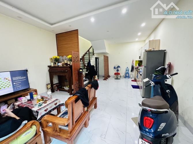 HIẾM - NHÀ ĐẸP ÂU CƠ - 43M2 - MT 5M LÔ GÓC - Ô TÔ ĐỖ - Ở NGAY - GIÁ CHỈ HƠN 3 TỶ