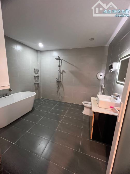 Sang khách sạn 14 phòng/Có thang máy mặt tiền, khu Trung Sơn.