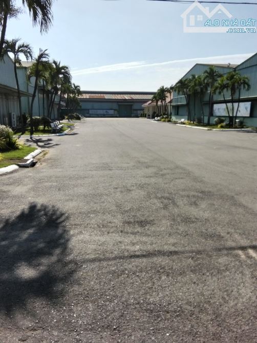 Mặt tiền kho và hệ thống giao thông