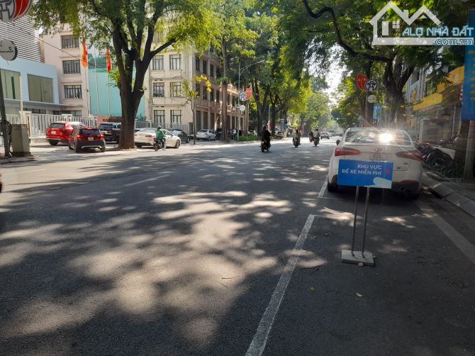 Bán nhà mặt phố Ngô Quyền 381m2, mt 14,2m, 2 vỉa hè, vườn hoa, thổ cư, nở hậu, gpxd 310 tỷ