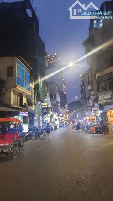 Căn nhà nằm trên phố Hàng Bè, vị trí vàng giữa lòng phố cổ