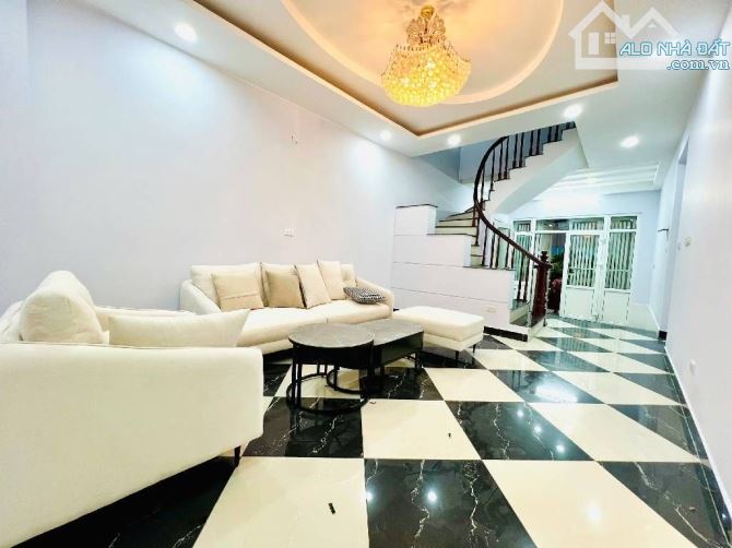 Nhà phố Ngọc Hà, gần mặt phố, phố tây, nhà dân xây chắc chắn, gần công viên, quảng trường