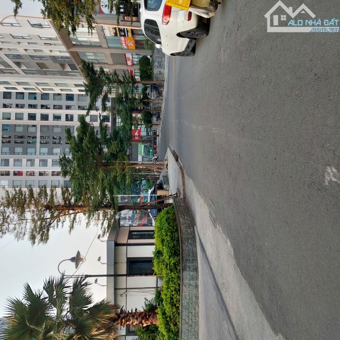 SIÊU PHẨM NHÀ LIỀN KỀ ROSE TOWN NGỌC HỒI THANG MÁY 2 THOÁNG TRƯỚC SAU Ô TÔ DỪNG ĐỖ