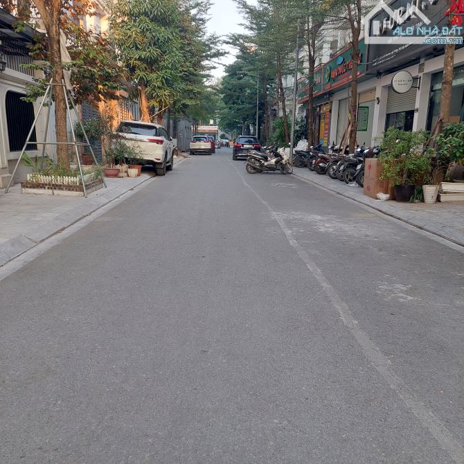 SIÊU PHẨM NHÀ LIỀN KỀ ROSE TOWN NGỌC HỒI THANG MÁY 2 THOÁNG TRƯỚC SAU Ô TÔ DỪNG ĐỖ