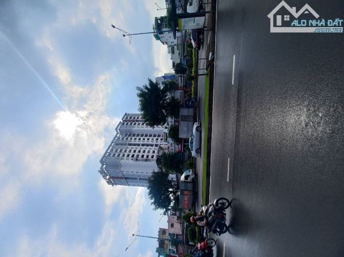 Bán nhà lô góc hai mặt tiền đường Trường Chinh, ngang 14m gần cầu Tham Lương, giáp Gò Vấp