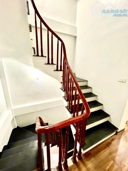 Bán nhà ngõ 219 Định Công Thượng, 35m2, xây 5 tầng, ô tô đỗ cửa, chủ cần bán gấp, giá 7,3