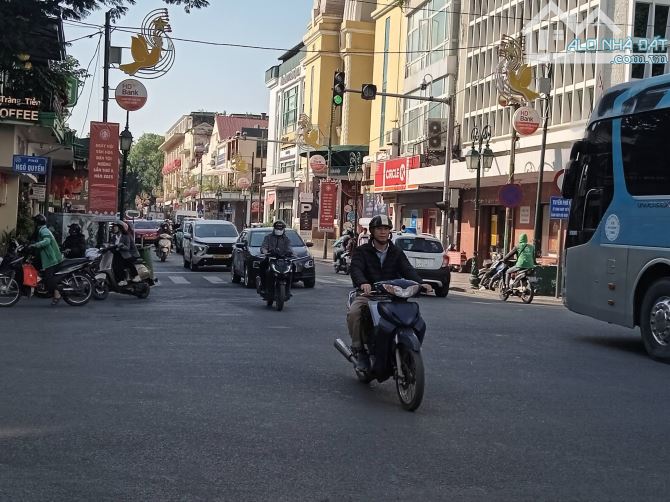 Bán nhà mặt phố Ngô Quyền, 365m, mt 12m, vỉa hè, full thổ cư, vuông vắn, giá đầu tư 309 tỷ