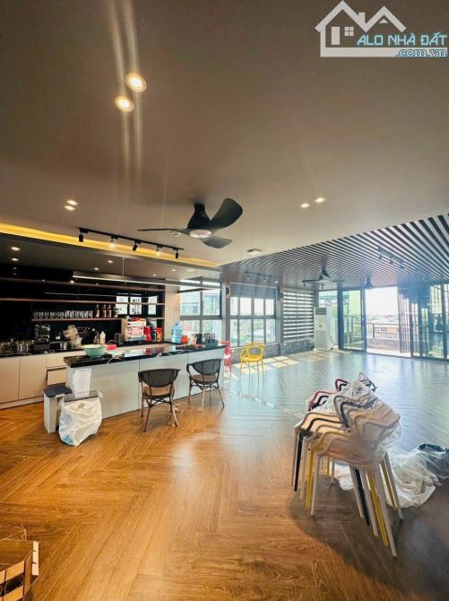 BÁN TÒA NHÀ VP 9T P. NGUYỄN VĂN CỪ, LONG BIÊN. THÔNG SÀN, DÒNG TIỀN. DT105x6.6m, 54 tỷ