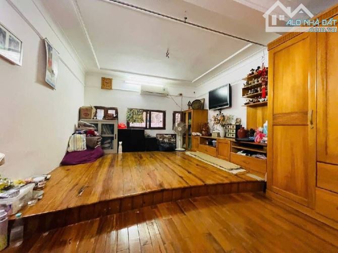 Bán căn nhà mặt ngõ ô tô tránh, 20m ra phố lớn, vị trí gần văn miếu Quốc Tử Giám, Đống Đa