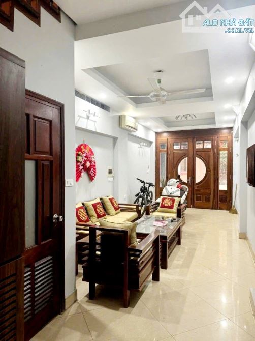 Cần bán căn nhà mặt ngõ thẳng tắp _ khu 279 Đội cấn _ Ba Đình Mặt ngõ + lô góc quá đẹp.