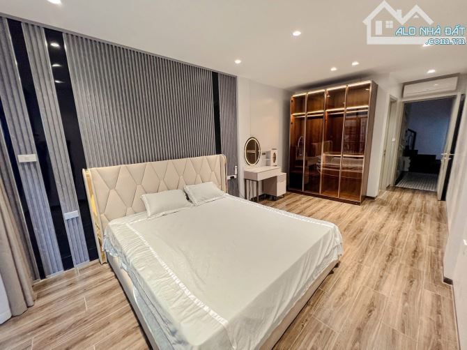 7T thang máy Hoàng Cầu, oto tránh đỗ, mới đẹp 2 thoáng, ở+cho thuê, sân riêng - 82m2