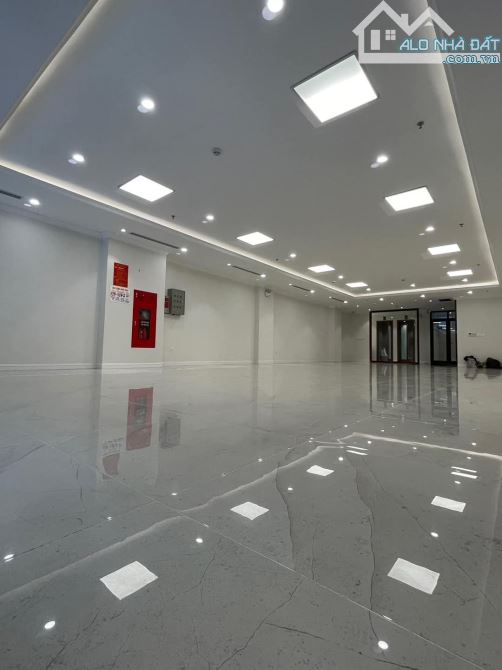 Hot! Bán nhà Vũ Phạm Hàm - Trung Kính DT 76m2, 9T có hầm, KD đỉnh