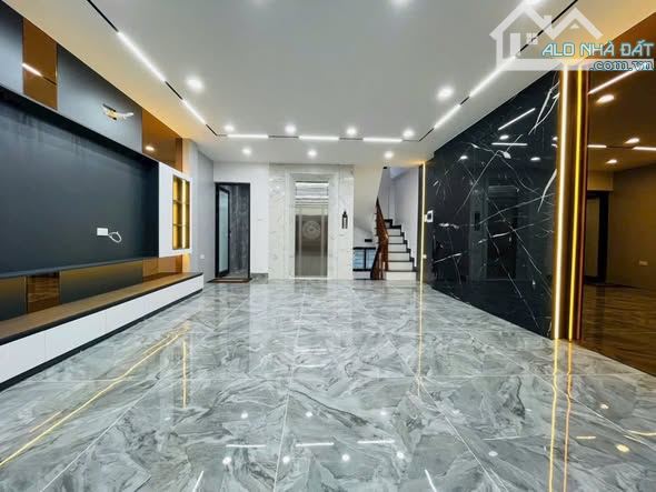 Bán nhà Nguyễn Văn Huyên Cầu Giấy 55m2, thang máy, 13 tỷ, 16 chỗ đón đầu ngõ.