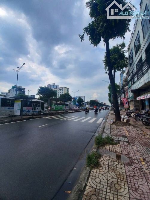 Bán nhà lô góc hai mặt tiền đường Trường Chinh, ngang 14m gần cầu Tham Lương, giáp Gò Vấp - 1