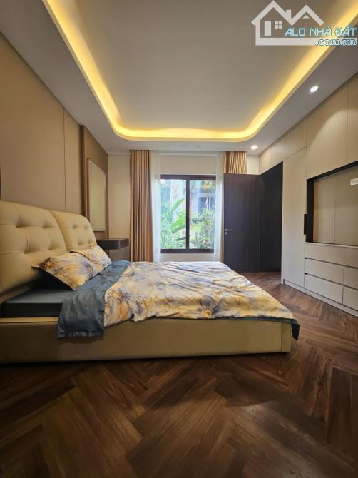 Nhỉnh 13 tỷ có nhà 7,8m mặt tiền thang máy,ngõ phố to Trần Duy Hưng Cầu Giấy