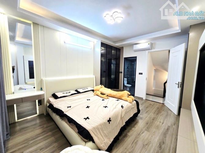 Nhà đẹp Trung Kính lớn 5T x 4pn full NT ở ngay. Ngõ rộng, nông gần chợ.