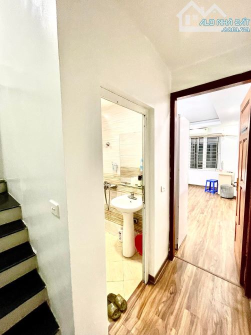 Bán nhà ngõ 219 Định Công Thượng, 35m2, xây 5 tầng, ô tô đỗ cửa, chủ cần bán gấp, giá 7,3