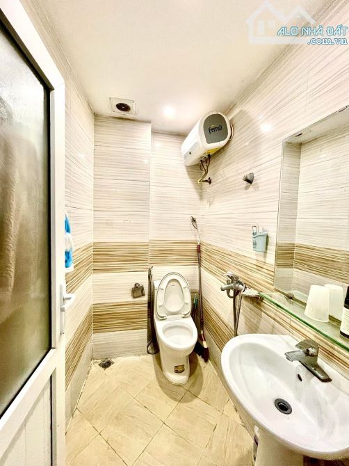 Bán nhà ngõ 219 Định Công Thượng, 35m2, xây 5 tầng, ô tô đỗ cửa, chủ cần bán gấp, giá 7,3